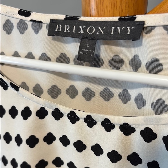 $5/25! Add 5 to bundle to get for $25 Black and White Boxy 3/4 Sleeve Blouse - Picture 3 of 4